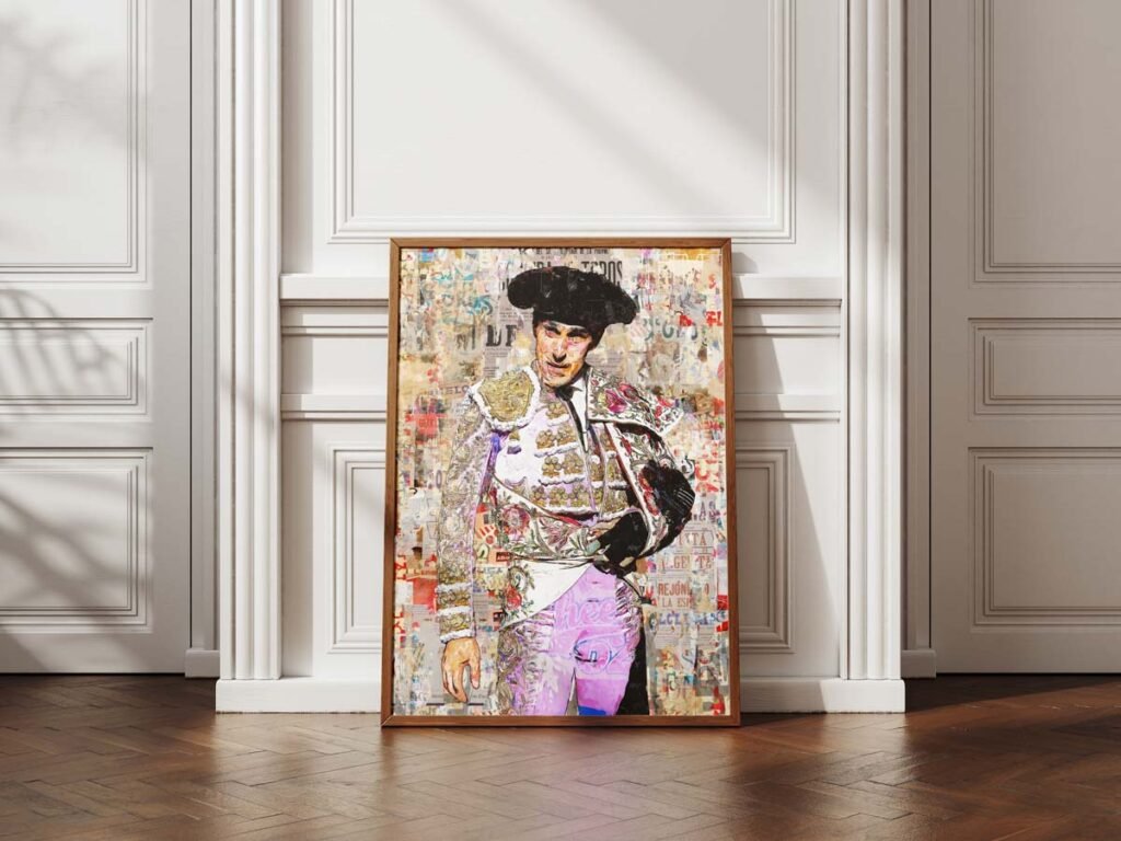 Póster vertical de Alejandro Talavante con traje blanco, dorado y violeta sobre un fondo de collage taurino, arte taurino poster