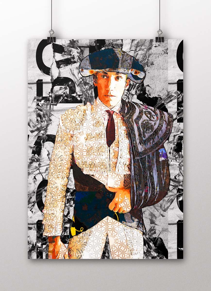 Lámina vertical de David de Miranda con montera, traje de luces claro y capote oscuro ante un fondo taurino en blanco y negro., arte taurino poster