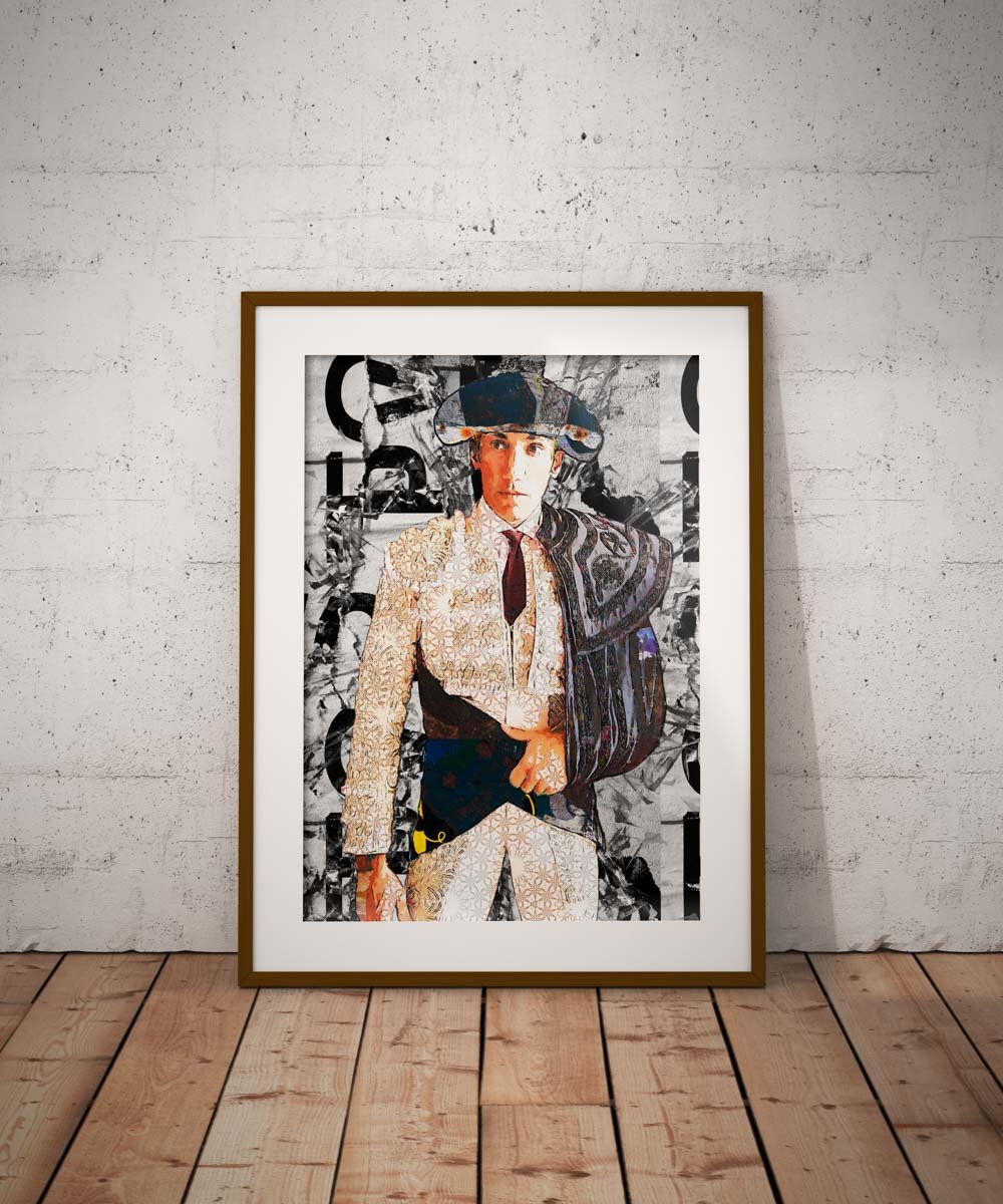 Lámina vertical de David de Miranda con montera, traje de luces claro y capote oscuro ante un fondo taurino en blanco y negro., arte taurino poster