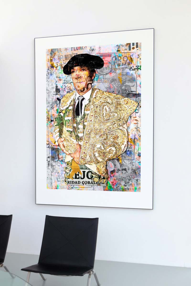 Póster vertical del torero El Cid con montera e indumentaria dorada ante un fondo de cartelería taurina en collage.