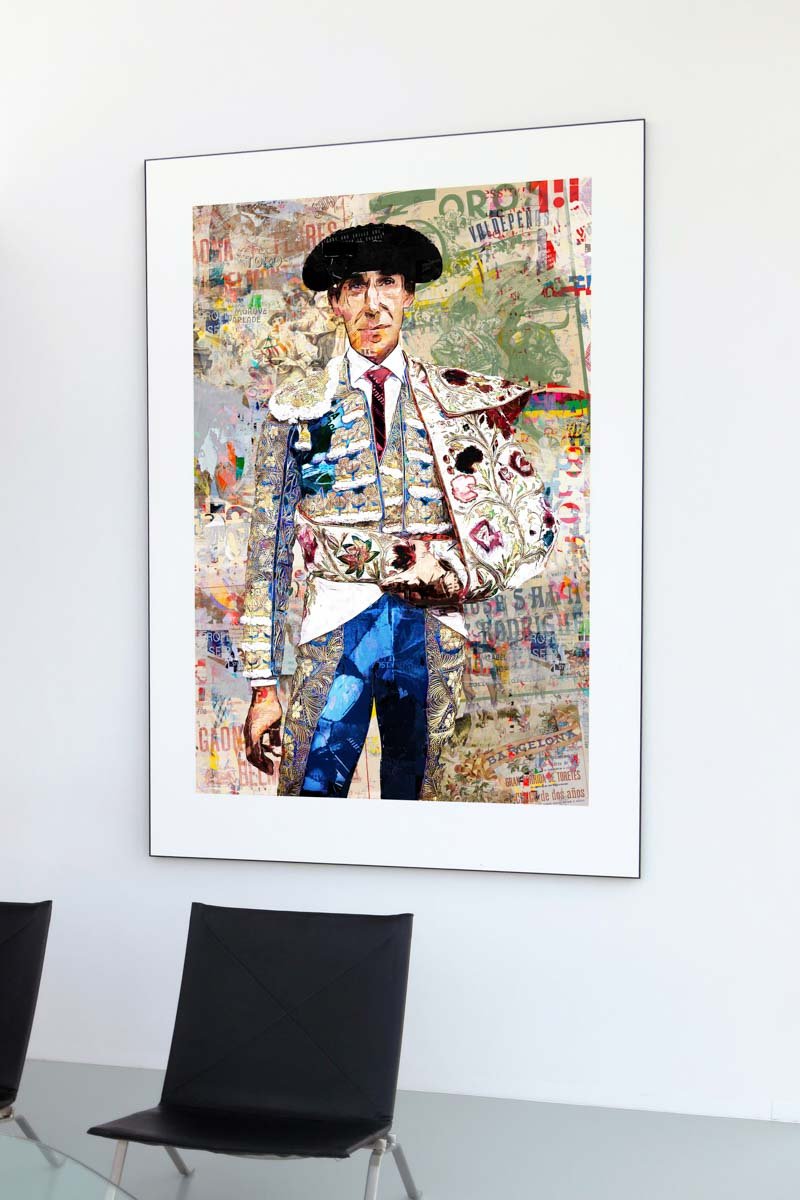 Póster vertical de Jiménez Fortes con montera y traje de luces claro ante un fondo de cartelería taurina en collage.