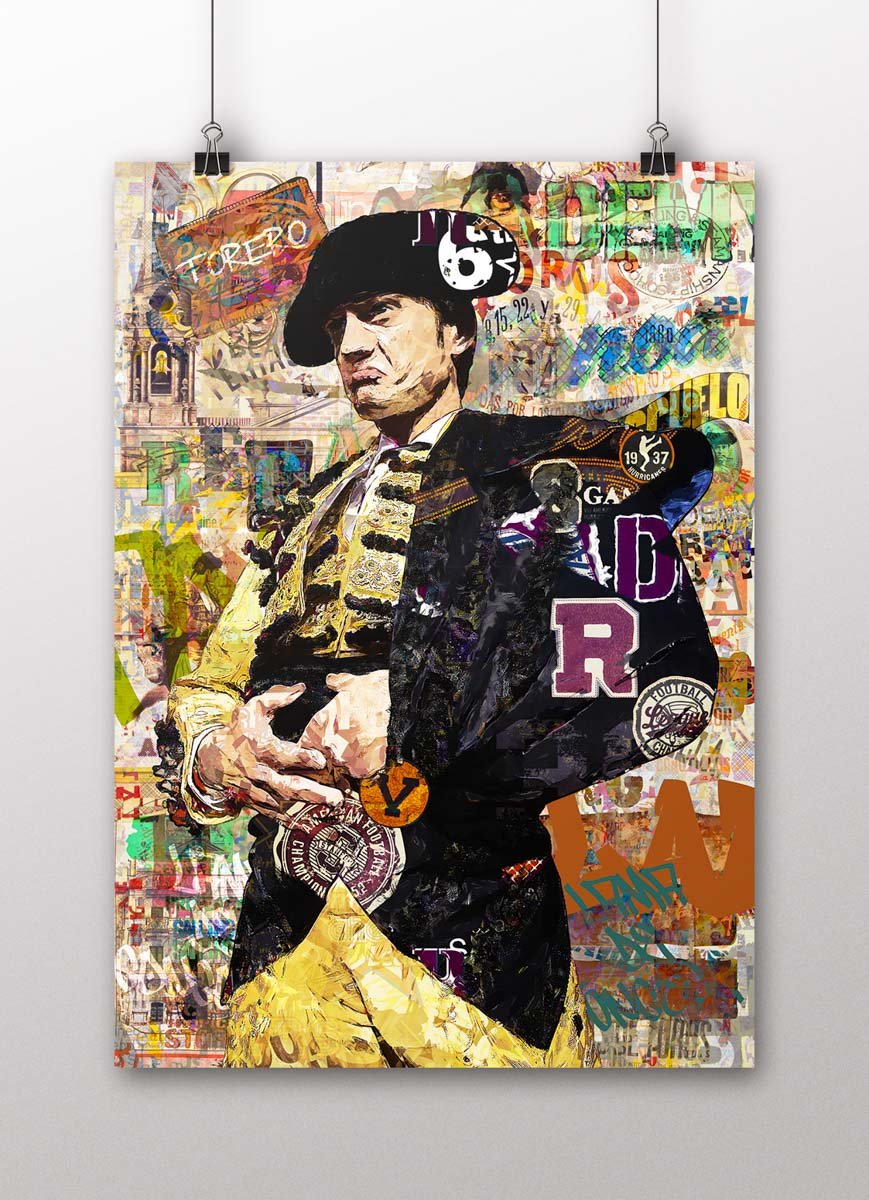 Póster vertical de Lama de Góngora vestido en tonos negros, dorados y amarillos sobre un fondo de collage taurino. Lamina decorativa, arte taurino poster