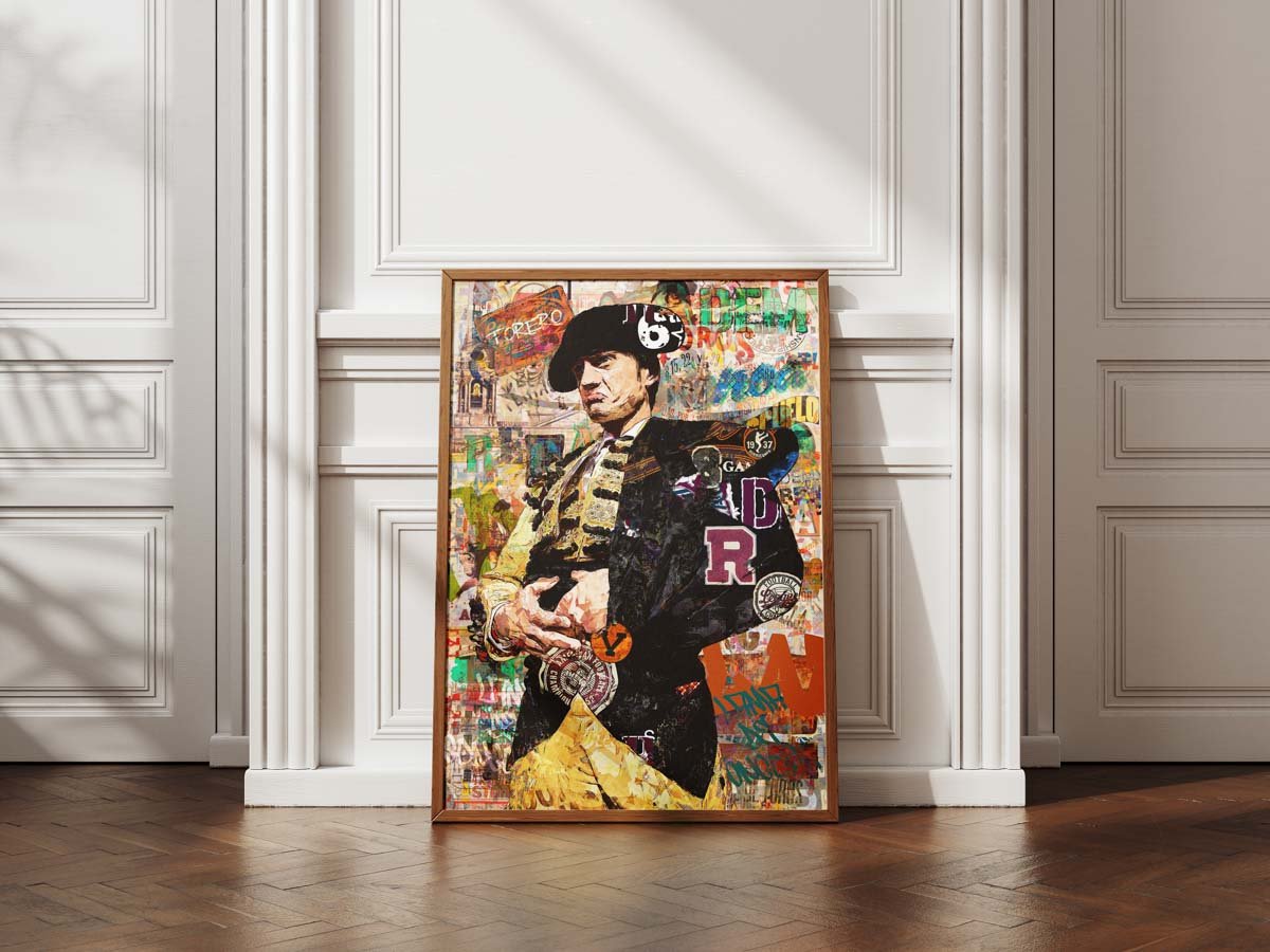Póster vertical de Lama de Góngora vestido en tonos negros, dorados y amarillos sobre un fondo de collage taurino. Lamina decorativa, arte taurino poster