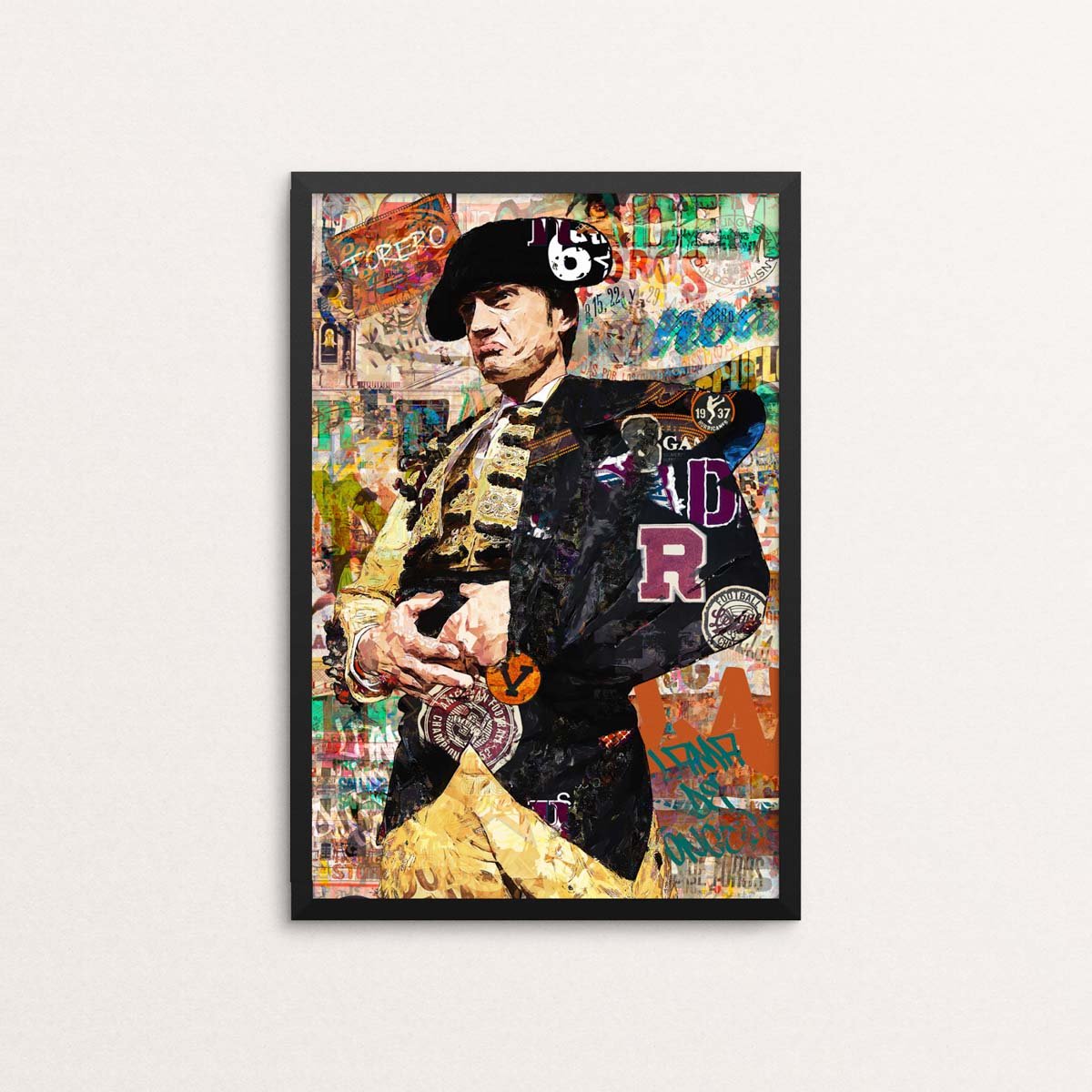 Póster vertical de Lama de Góngora vestido en tonos negros, dorados y amarillos sobre un fondo de collage taurino. Lamina decorativa