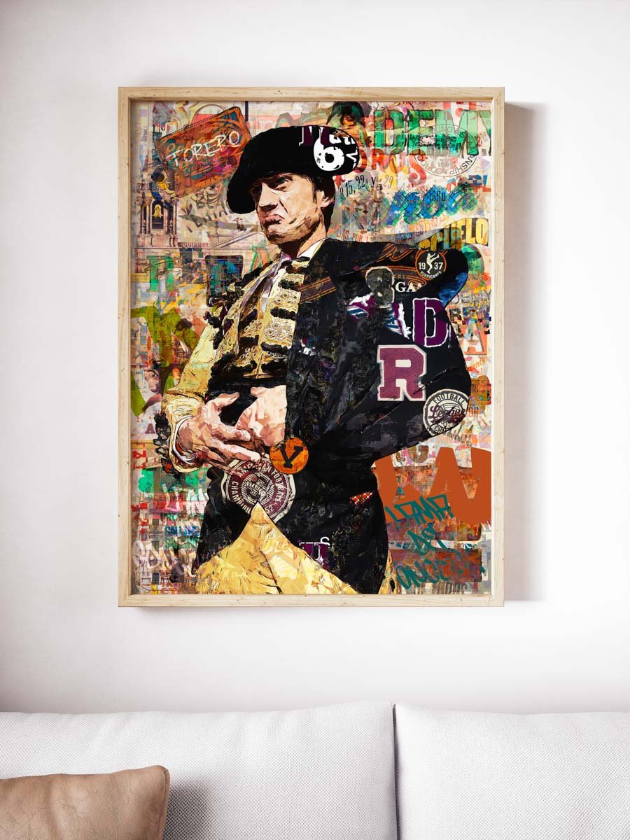 Póster vertical de Lama de Góngora vestido en tonos negros, dorados y amarillos sobre un fondo de collage taurino. Lamina decorativa