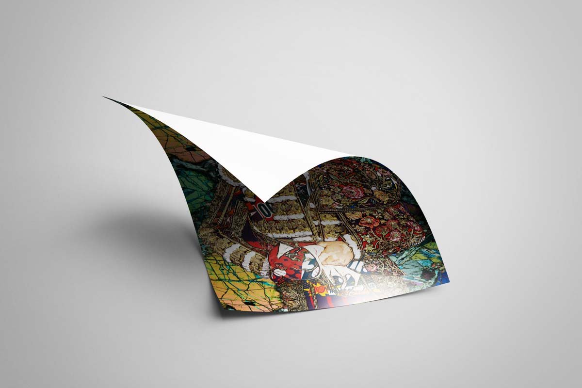 Póster vertical de Sebastián Castella con traje taurino bordado sobre un fondo abstracto de líneas y colores.